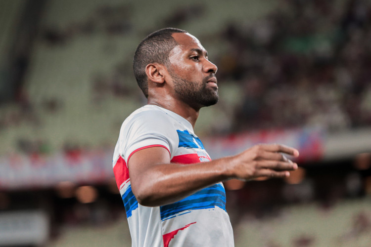 Lateral-direito Tinga em aquecimento para o jogo Fortaleza x Goiás, no Castelão, pelo Campeonato Brasileiro Série A 2023
