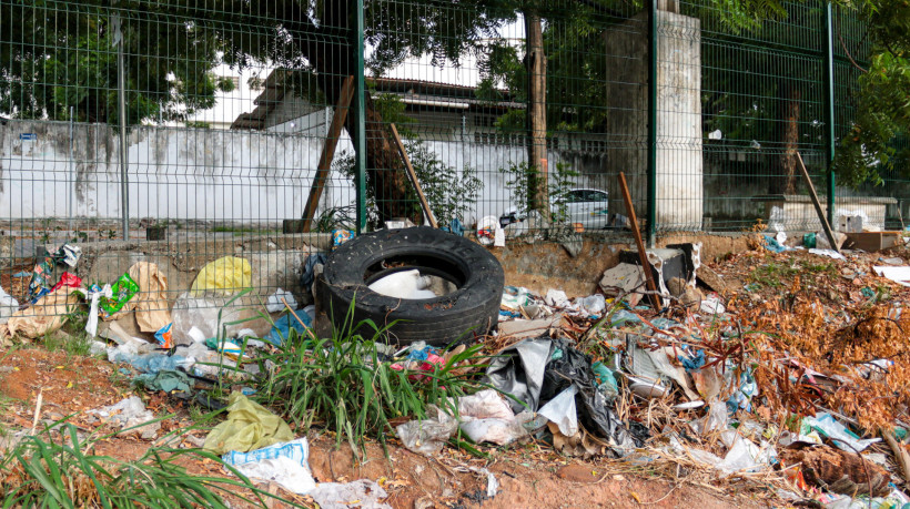 Grades no entorno do rio Maranguapinho, no trecho da Via F&eacute;rrea Fortaleza Sobral, pr&oacute;ximo &agrave; av. Mistter Hull