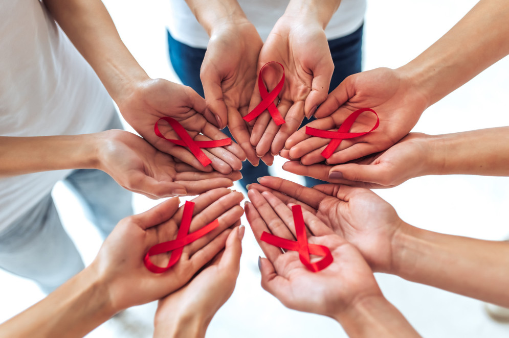 Atualmente, pessoas negras e com baixa renda estão entre os que mais morrem devido a complicações causadas pela aids(Foto: AdobeStock)