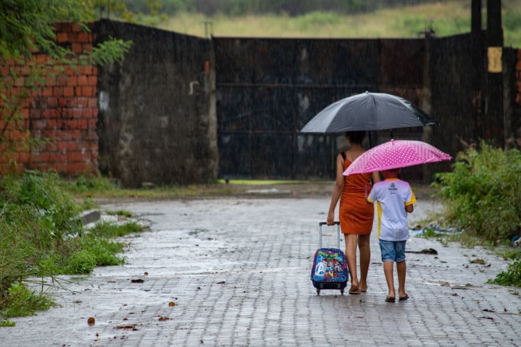 Foto de apoio. 27-04-2023. Chuva em saída de escola em Fortaleza