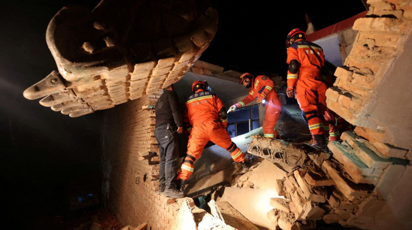 Terremoto mata mais de 100 pessoas na China e casas desabam