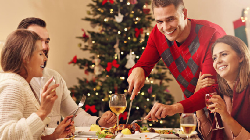 É possível aproveitar as comidas de fim de ano sem ganhar peso (Imagem: Kamil Macniak | Shutterstock)