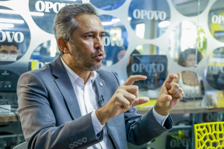 Elmano de Freitas, governador do Ceará, deu detalhes sobre a situação com a Paquetá Calçados em entrevista ao O POVO