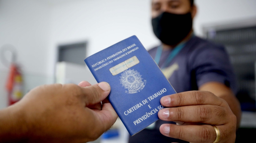 Há oportunidades em diversas áreas, incluindo de teleoperador, soldador, entre outras