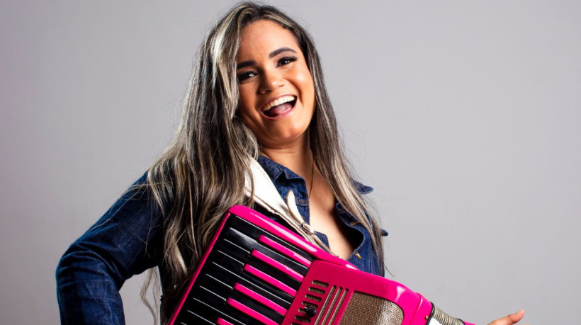 Karollzinha Sanfoneira é natural de Fortaleza, mas foi criada em Quixeramobim