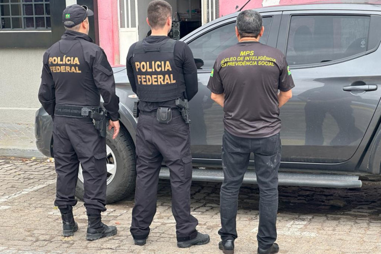 Três mandados de busca e apreensão são cumpridos em Iguatu com o objetivo de combater fraudes no INSS