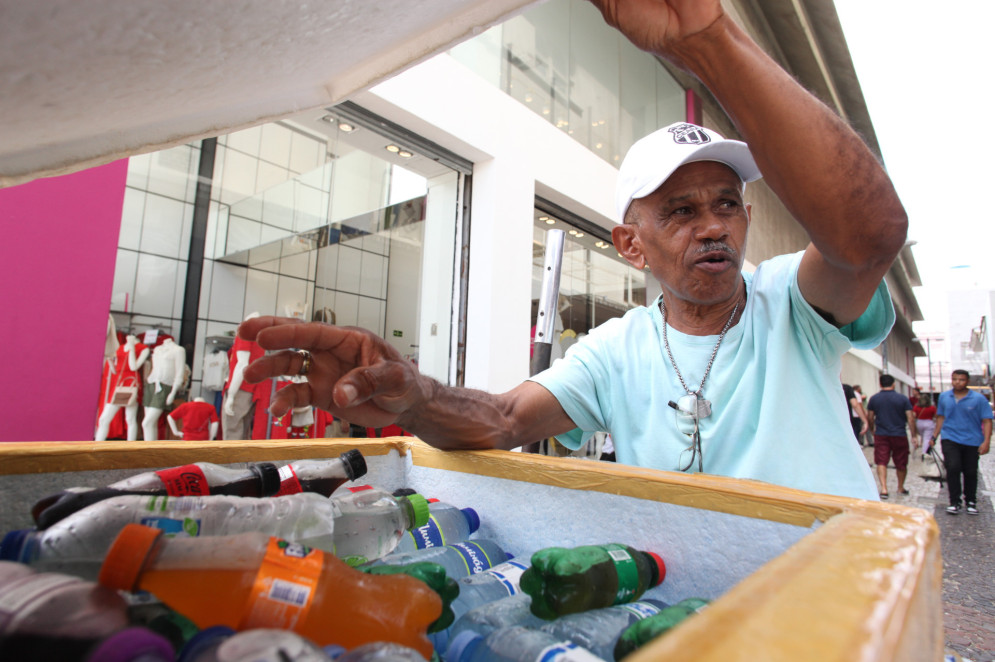 Aos 62 anos, Elson Paiva é vendedor de água e outras bebidas em geral. Suas vendas aumentam sempre que a temperatura na Cidade sobe(Foto: FÁBIO LIMA)