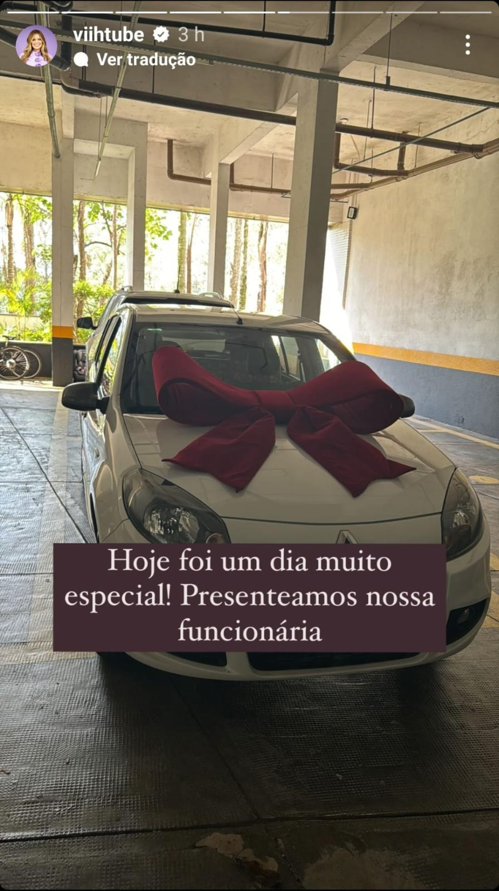 Viih Tube e Eliezer presentearam funcionária com carro zero