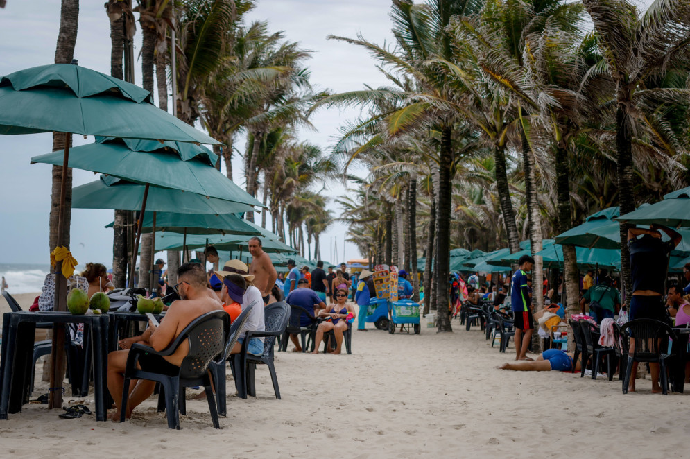 Super barracas da Praia do Futuro atraem turistas de todo o mundo, mas também geram controvérsias(Foto: AURÉLIO ALVES)