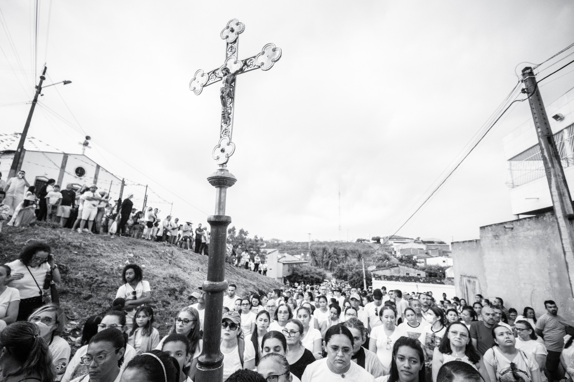 Fiéis durante a 40ª Caminhada da Seca, em Senador Pompeu, no Ceará, em 2022 (Foto: FERNANDA BARROS)
