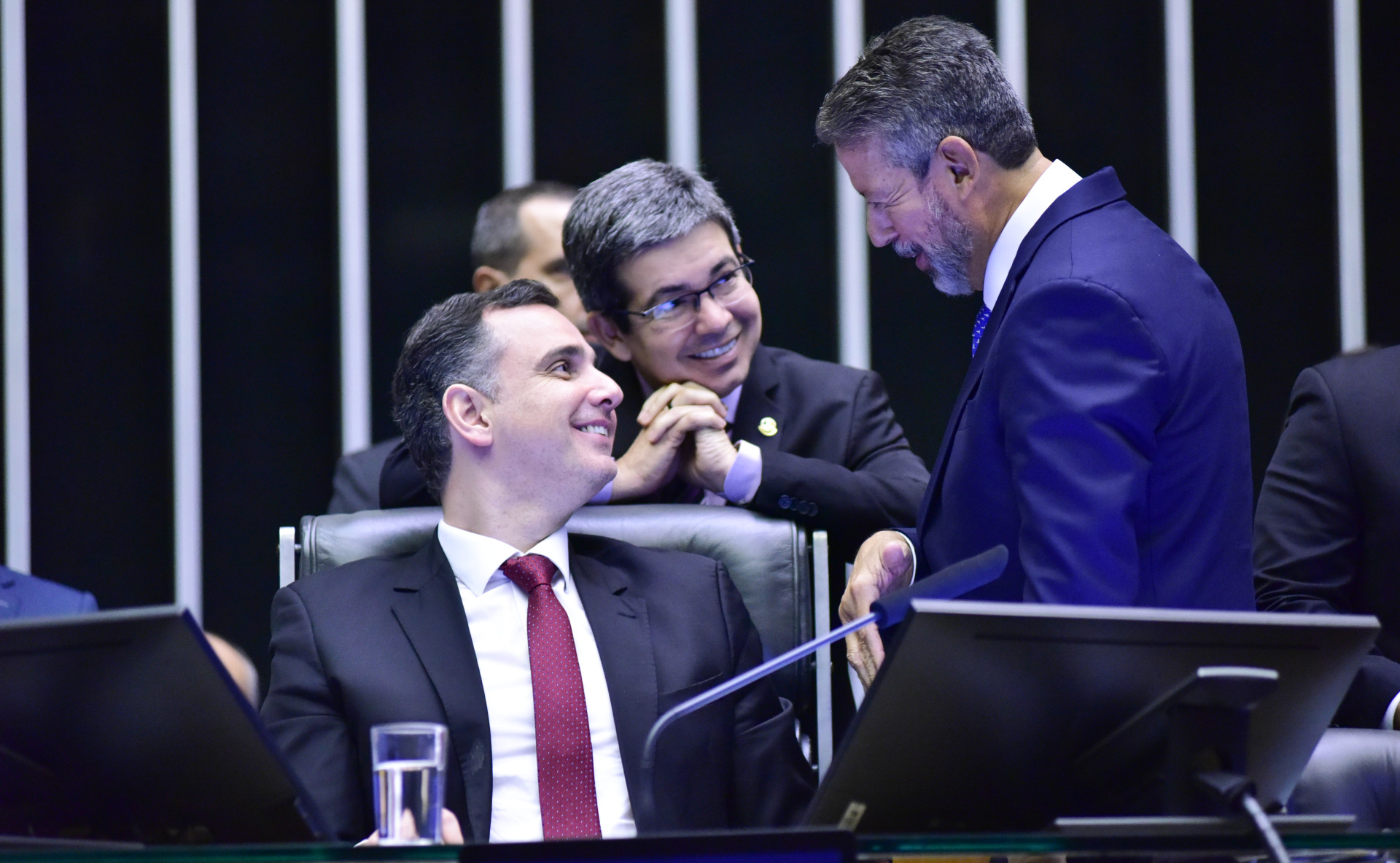 ￼PACHECO, o líder do governo no Senado, Randolfe Rodrigues, e Arthur Lira (Foto: Zeca Ribeiro / Câmara dos Deputados)