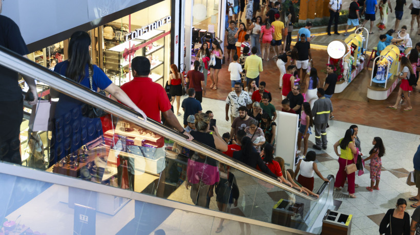 Os servi&ccedil;os e consumo das fam&iacute;lias atingiram patamares recordes