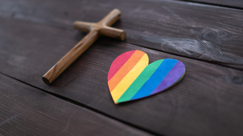 Documento que permite b&ecirc;n&ccedil;&atilde;o a casais homoafetivos &eacute; assinada pelo papa Francisco