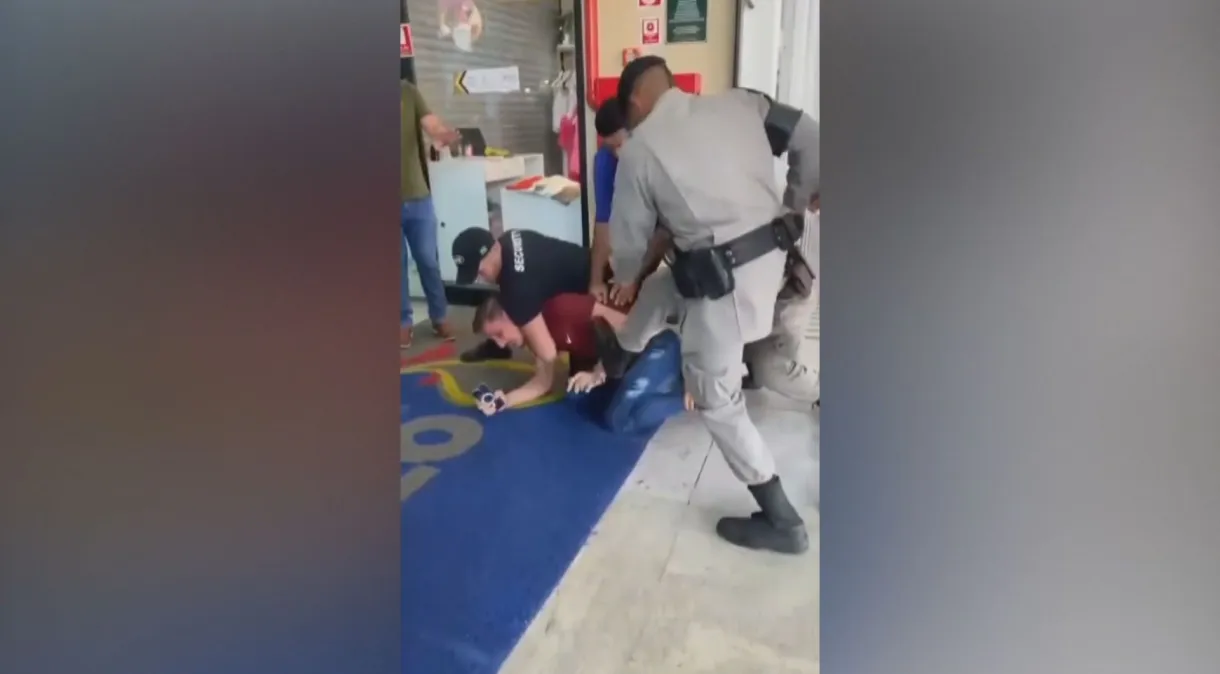 Homem aparece sendo agredido por seguranças e chutado por policiais