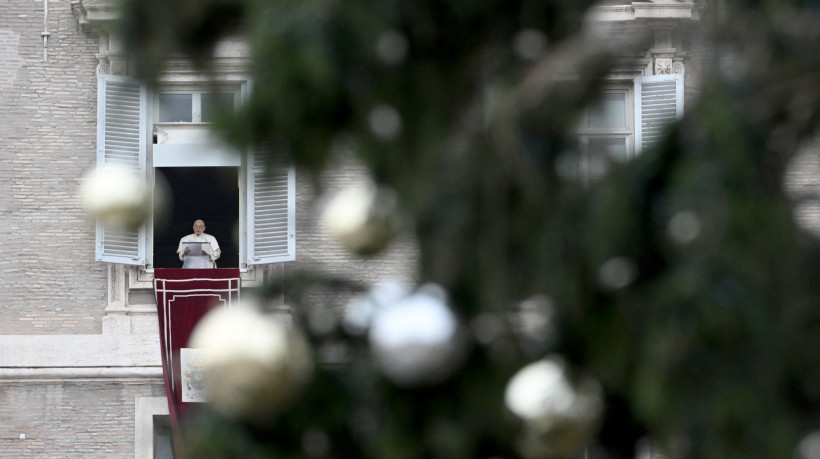Vaticano - O Papa Francisco dirige-se à multidão da janela do palácio apostólico com vista para a Praça de São Pedro durante a oração do Angelus em 24 de dezembro de 2023 no Vaticano.