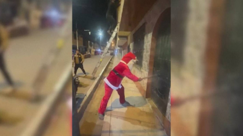 
Policiais vestidos de Papai Noel prendem 'renas do mal' em operação contra as drogas no Peru 
