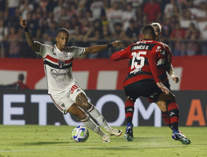 Caio Paulista em ação pelo São Paulo contra o Flamengo na Série A 2023 