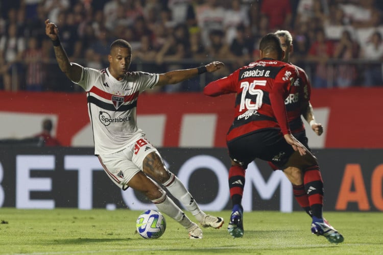 Caio Paulista em ação pelo São Paulo contra o Flamengo na Série A 2023