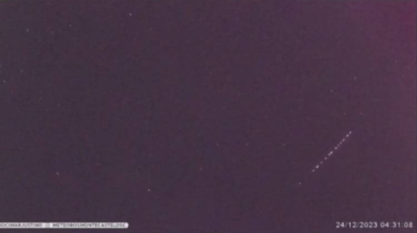 As luzes seguem um formato linear. Momento foi capturado em câmera pelo astrônomo Jocimar Justino