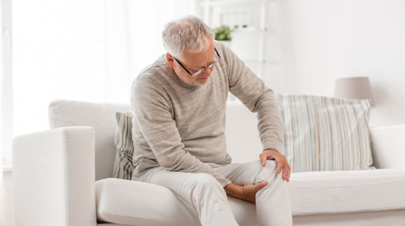 Existem medidas que podem ser adotadas em casa para ajudar a aliviar a dor (Imagem: Ground Picture | Shutterstock)