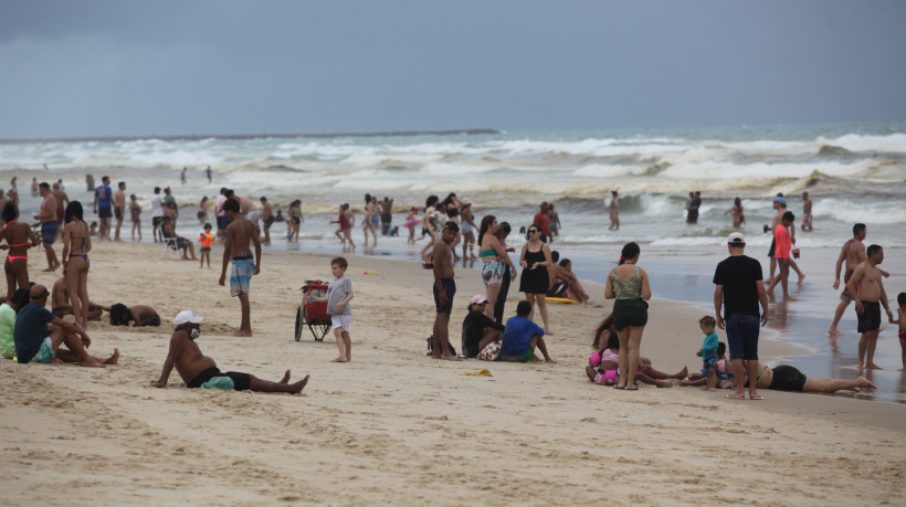 Praia do Futuro teve grande movimentação próximo ao horário de almoço nesta segunda de Natal