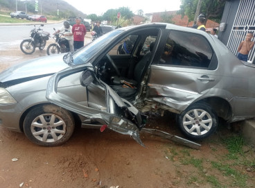 Estado do carro em que trafegava o tenente Raimundo Nonato Soares da Costa após o acidente 