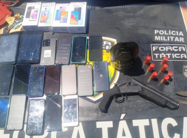 Com os suspeitos, policias encontraram uma espingarda artesanal, duas facas, dois relógios, dois tablets, 16 celulares e R$ 2.620 
