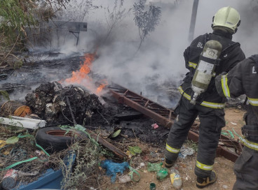 Bombeiros foram chamados por suposto incêndio em empresa de reciclagem mas, ao chegarem no local, descobriram tratar-se de queima de lixo; prática é considerada crime ambiental 