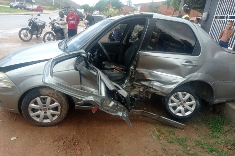 Estado do carro em que trafegava o tenente Raimundo Nonato Soares da Costa após o acidente