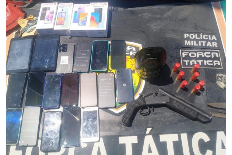 Com os suspeitos, policias encontraram uma espingarda artesanal, duas facas, dois relógios, dois tablets, 16 celulares e R$ 2.620