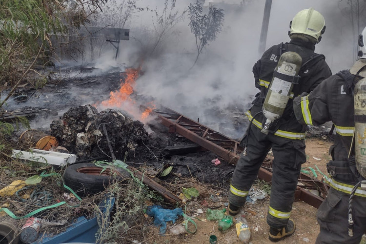 Bombeiros foram chamados por suposto incêndio em empresa de reciclagem mas, ao chegarem no local, descobriram tratar-se de queima de lixo; prática é considerada crime ambiental