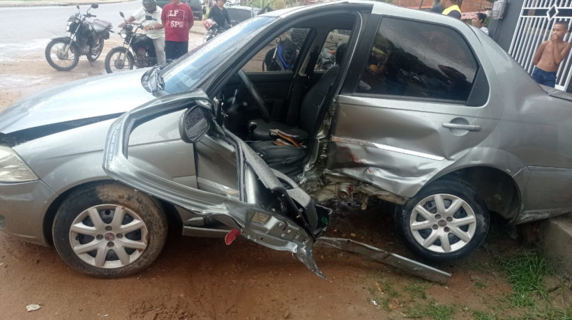 Estado do carro em que trafegava o tenente Raimundo Nonato Soares da Costa após o acidente