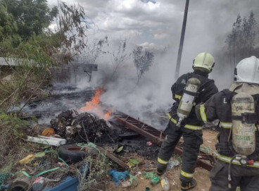Corpo de bombeiros apaga incêndio em terreno em Limoeiro do Norte 