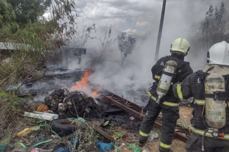 Corpo de bombeiros apaga incêndio em terreno em Limoeiro do Norte