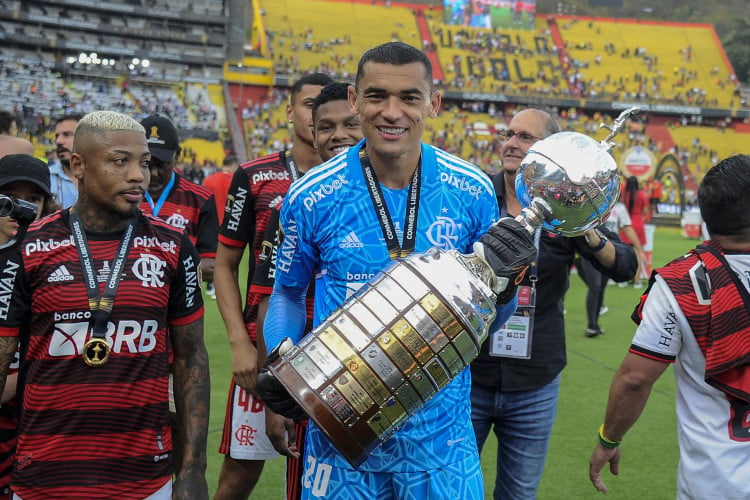 Goleiro Santos comemora título da Libertadores 2022 pelo Flamengo; veja como ficou o grupo da edição 2024 após sorteio 