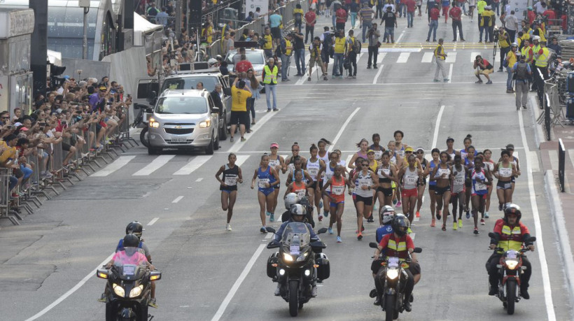 Largada da Corrida Internacional de São Silvestre na Avenida Paulista, em São Paulo