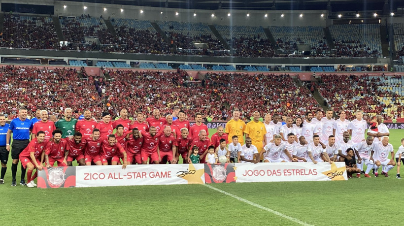 Convidados de Zico para o jogo das estrelas perfilados antes do jogo beneficente 