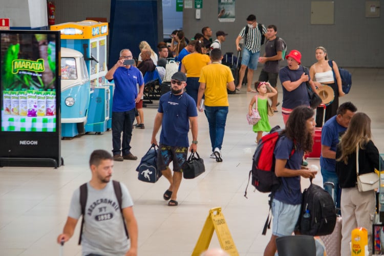 FORTALEZA, CEARÁ, BRASIL, 29-12-2023: Movimentação de pessoas na Rodoviária João Thomé na sexta com o fluxo de passageiros para o fim do ano.(Foto: Samuel Setubal)