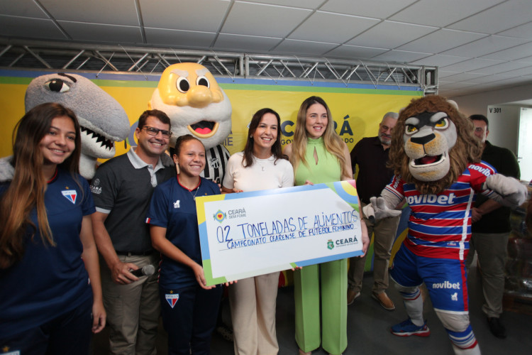 A primeira-dama, Lia De Freitas e a vice-governadora, Jade Romero, participam da entrega simbólica de duas toneladas de alimento para o programa Ceará Sem Fome na Arena Castelão