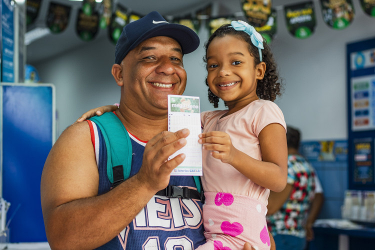 Marcos da Silva, zelador, 39, com a filha Luna Nogueira, 6