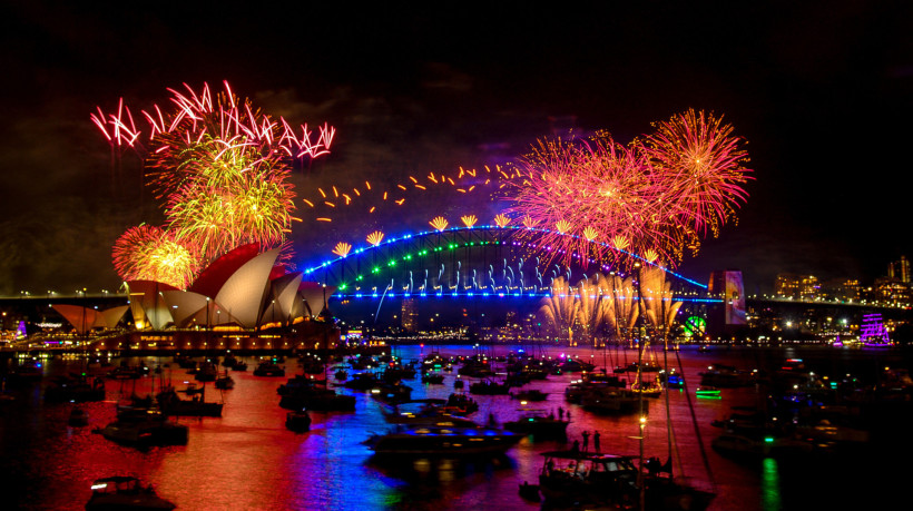 Fogos de artif&iacute;cio explodem sobre a Sydney Harbour Bridge e a Sydney Opera House durante as celebra&ccedil;&otilde;es da v&eacute;spera de Ano Novo na Austr&aacute;lia em 1&ordm; de janeiro de 2024.
