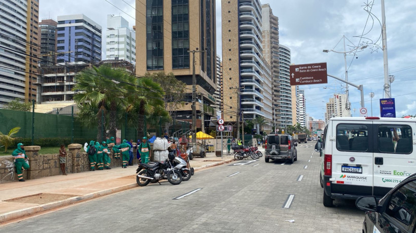 Limpeza do entorno da praia começou por volta das seis horas da manhã