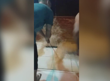 Moradores tentam retirar água da chuva de dentro de residência em Catunda, interior do Ceará 