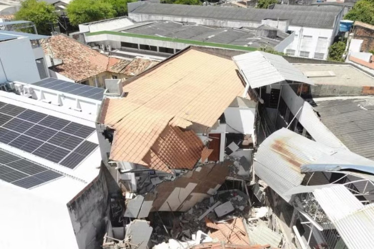 Prédio desaba após explosão de botijão de gás em Aracaju, Sergipe