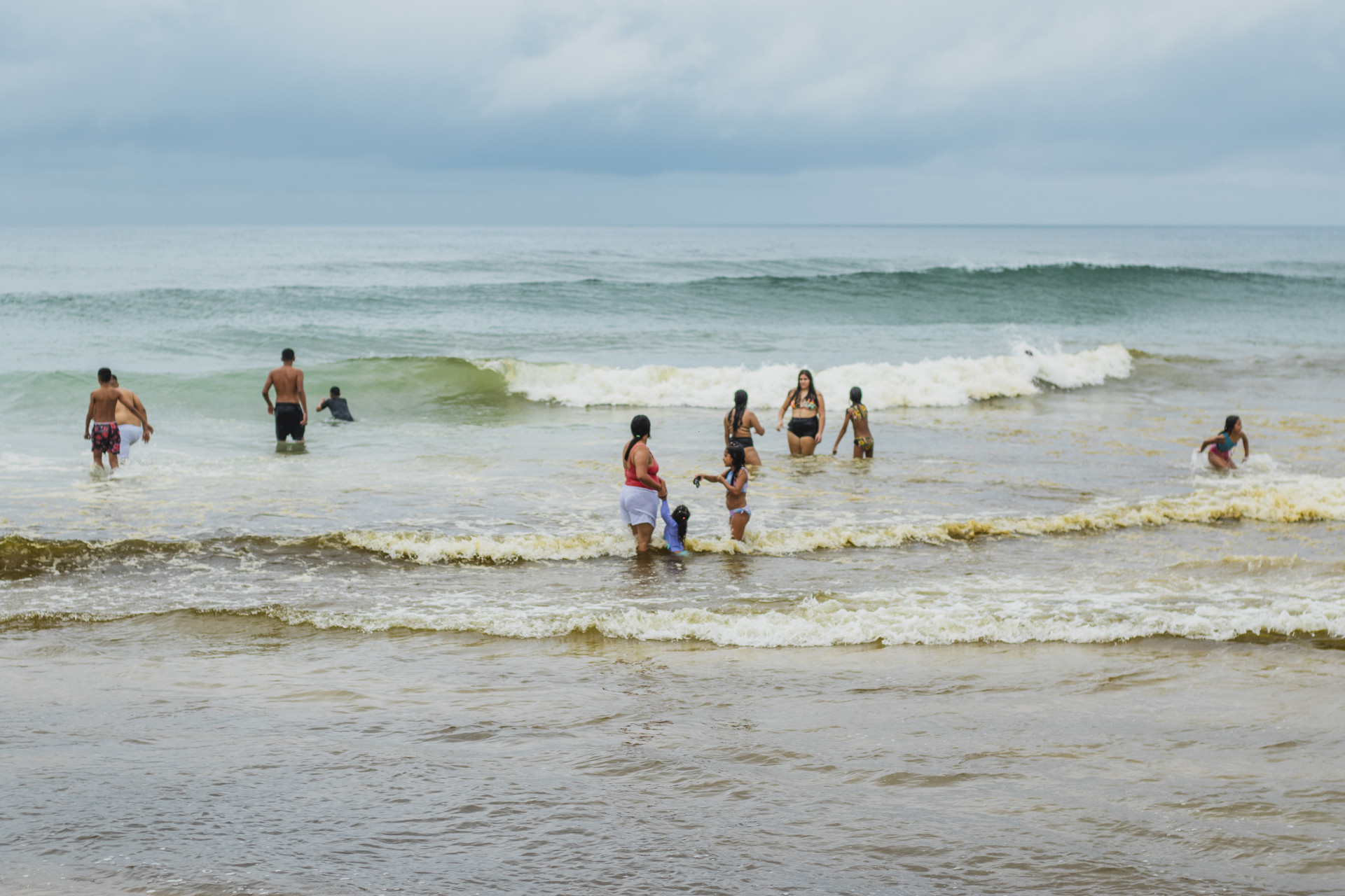 FORTALEZA, CEARÁ, 01-01-2024: Primeiro banho de mar, em 2024. Na foto, banhistas visitam a Praia do Futuro e dão um mergulho, mesmo com o mar apresentando outra tonalidade. (Foto: Fernanda Barros/ O Povo)