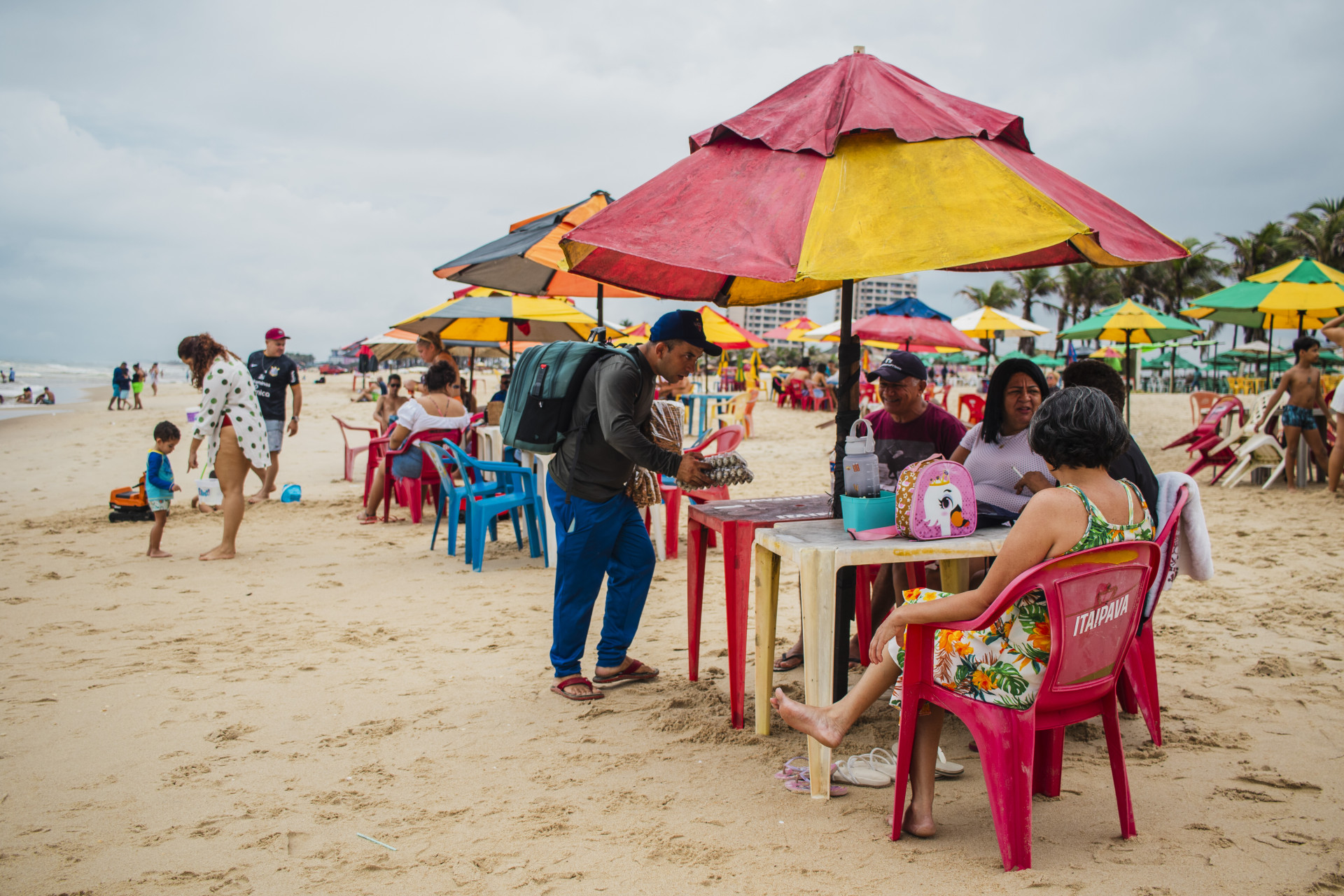 FORTALEZA, CEARÁ, 01-01-2024: Primeiro banho de mar, em 2024. Na foto, banhistas visitam a Praia do Futuro e dão um mergulho, mesmo com o mar apresentando outra tonalidade. (Foto: Fernanda Barros/ O Povo)