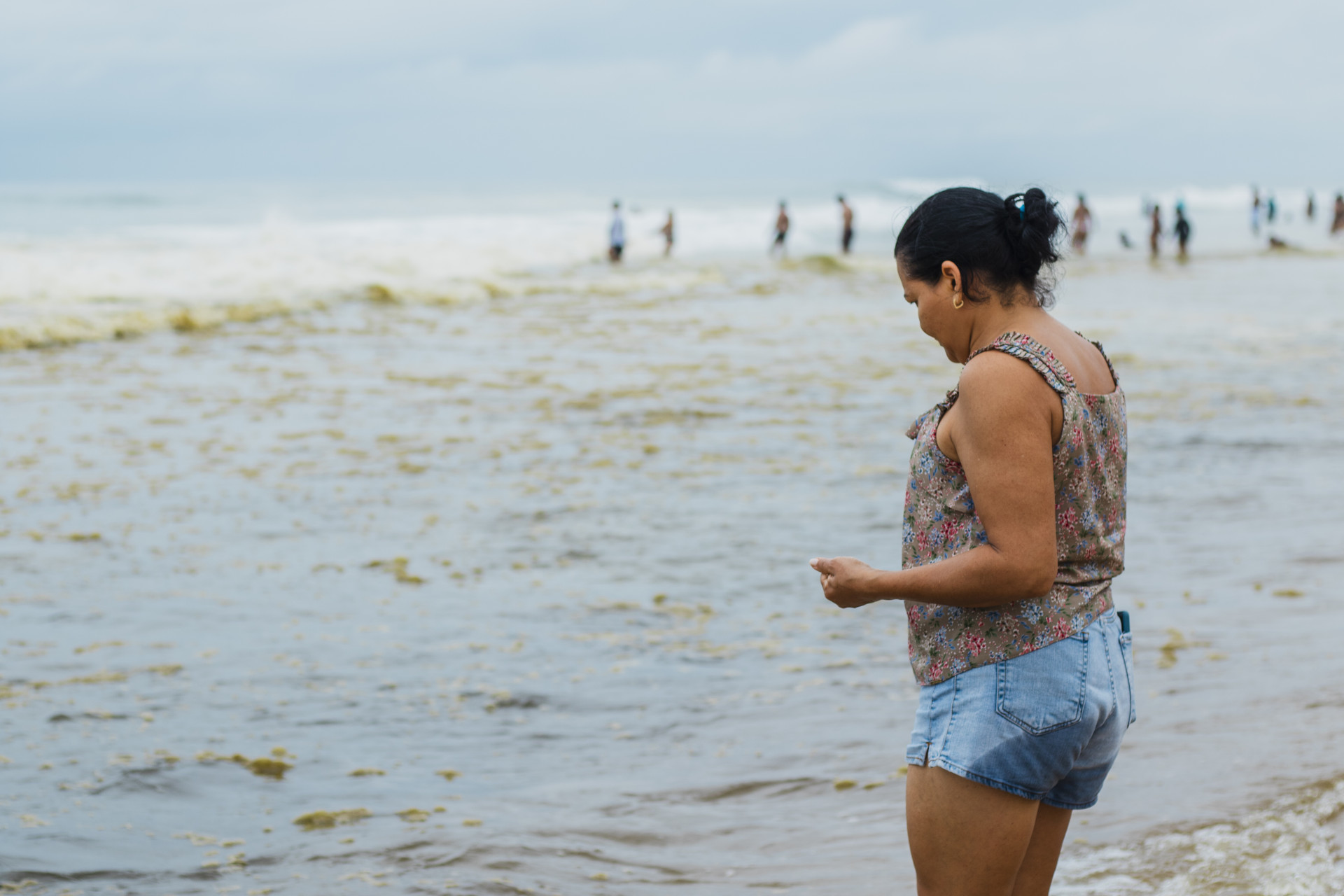 Primeiro banho de mar, em 2024. Na foto, banhistas visitam a Praia do Futuro e dão um mergulho, mesmo com o mar apresentando outra tonalidade 