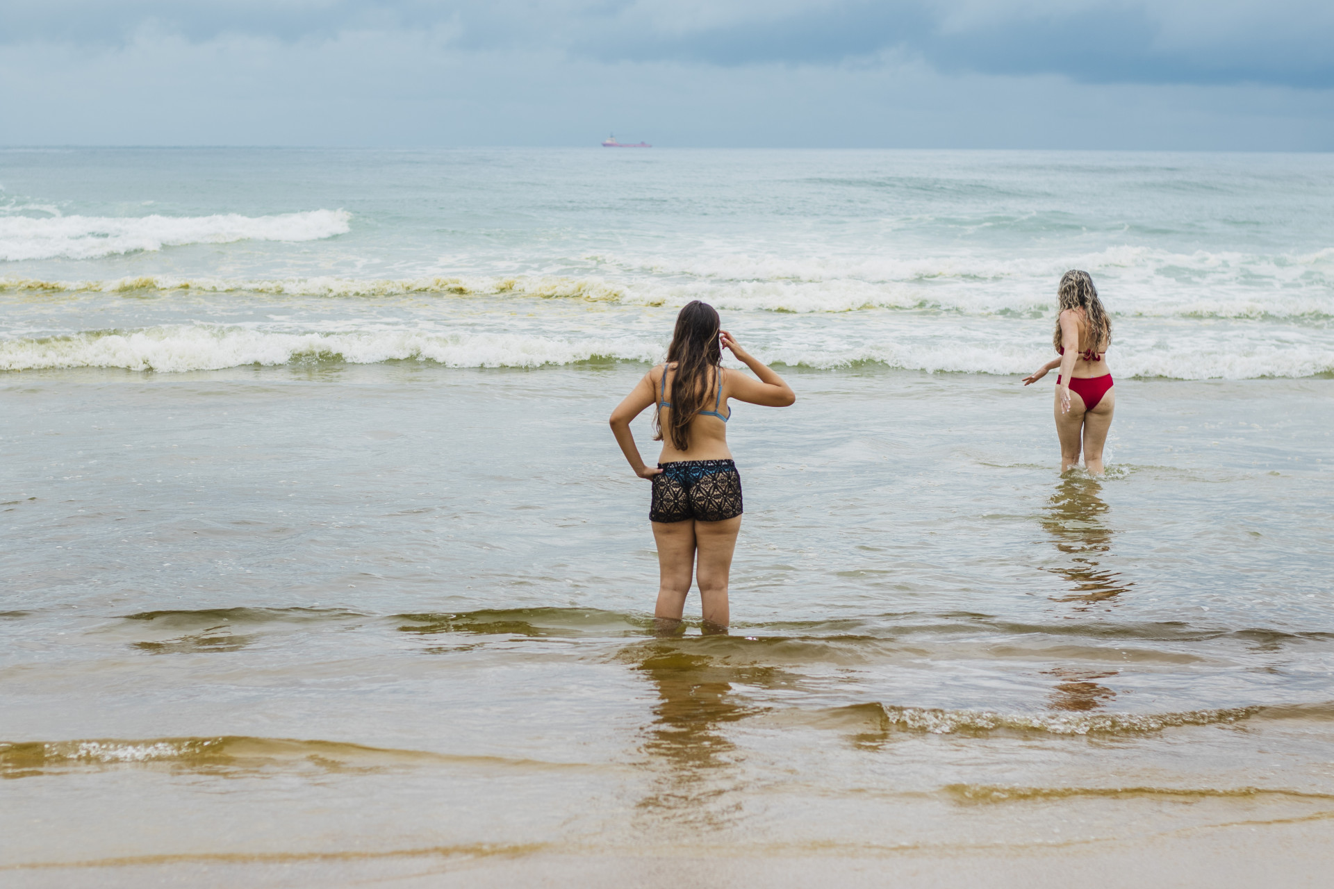 Primeiro banho de mar, em 2024. Na foto, banhistas visitam a Praia do Futuro e dão um mergulho, mesmo com o mar apresentando outra tonalidade 
