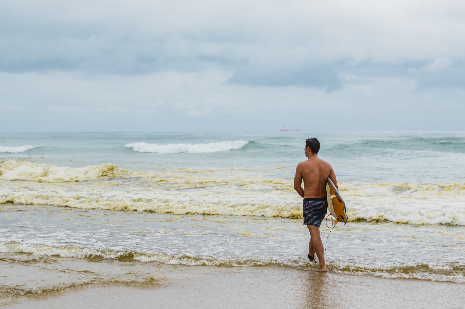Primeiro banho de mar, em 2024. Na foto, banhistas visitam a Praia do Futuro e dão um mergulho, mesmo com o mar apresentando outra tonalidade