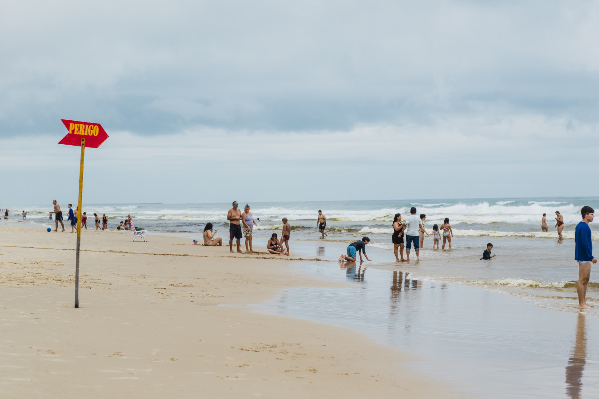 Na foto, banhistas visitam a Praia do Futuro e dão um mergulho, mesmo com o mar apresentando outra tonalidade